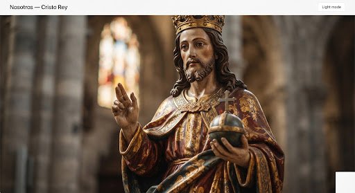 Estatua tallada y pintada de Cristo Rey con detalles de pan de oro dentro del templo.