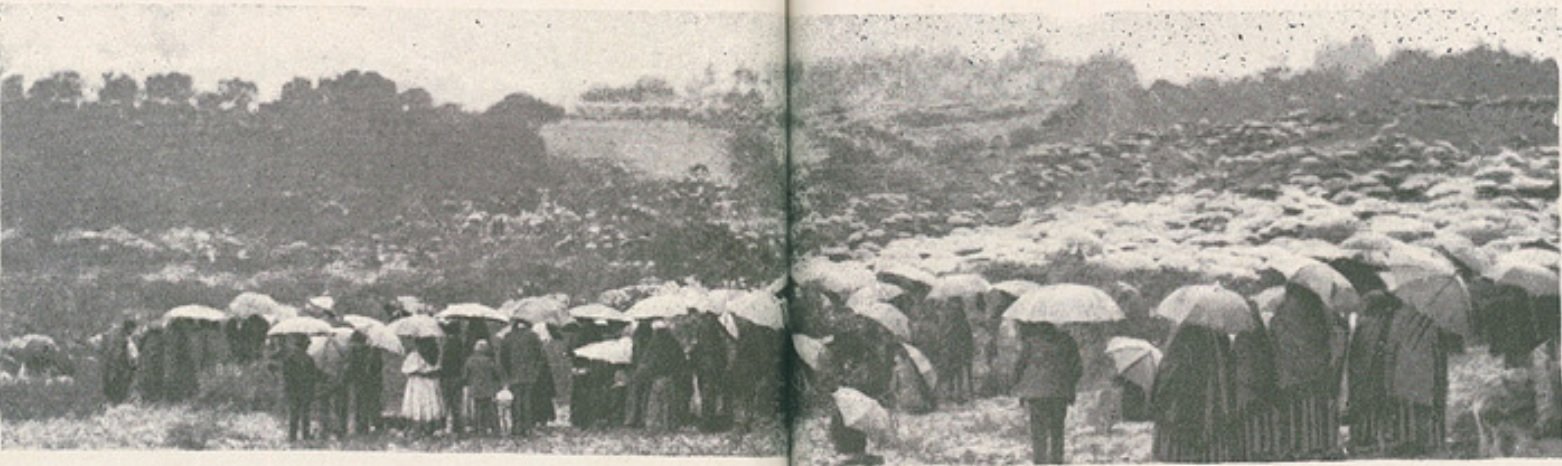 Multitud esperando bajo la lluvia en la Cova da Iria el 13 de octubre de 1917