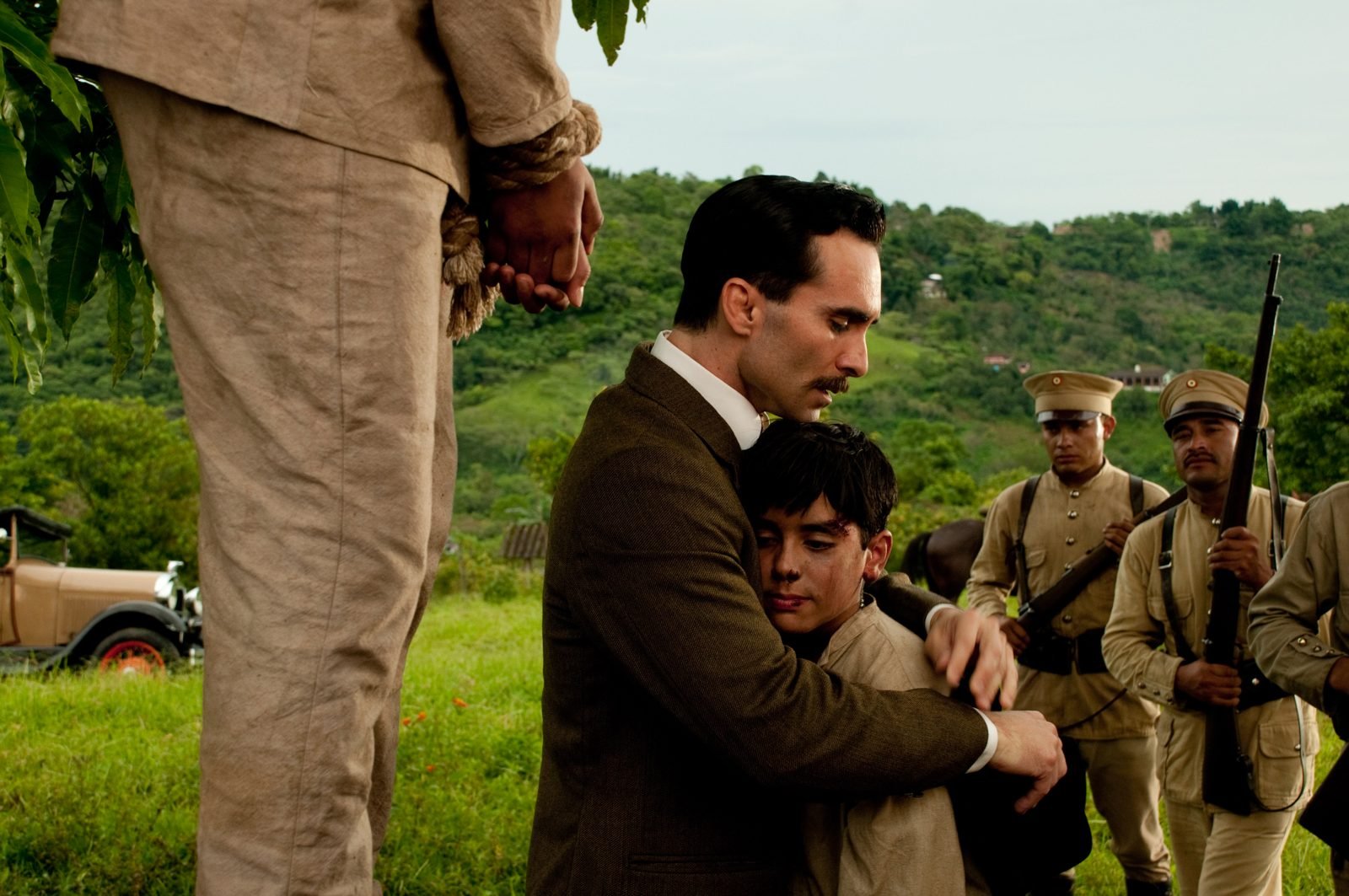 Gorostieta abraza al joven Jose Sanchez del Rio en la pelicula Cristiada
