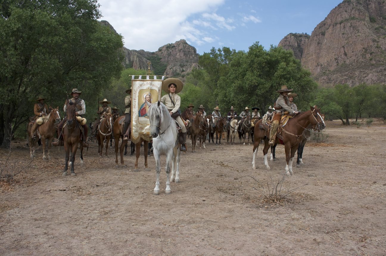 Columna de cristeros a caballo en la pelicula Cristiada