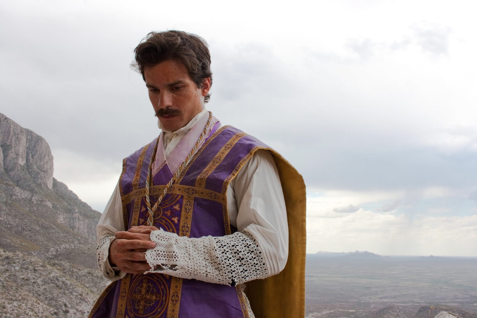 Un sacerdote durante la persecucion religiosa en la pelicula Cristiada