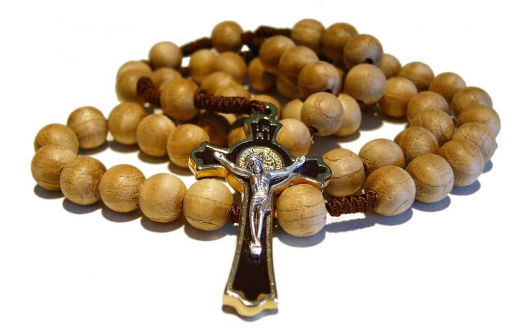 Cómo rezar el Rosario: guía breve
